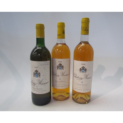 8133 - 1991 Chateau Musar Blanc, Gaston Hochar, Bekaa Valley x 1, 2001 x 1 and 2006 x 1 (3)  (R)  £80