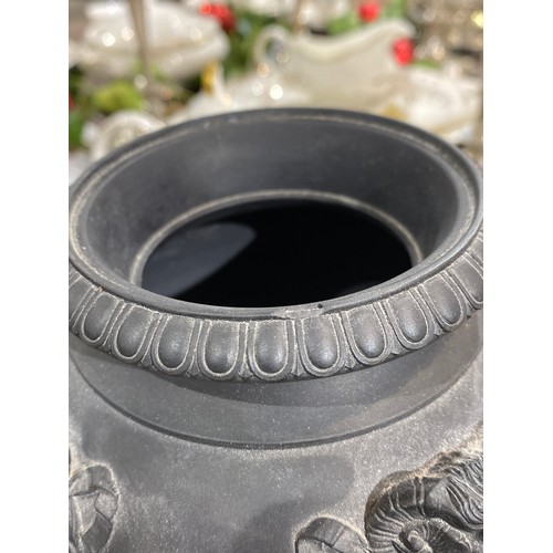 7189 - A Wedgwood black basalt lidded urn with ram's head detail. The lid is damaged and nibble to rim, 32c... 