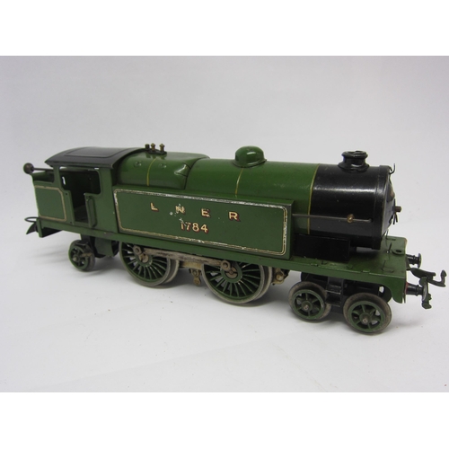 9514 - A Hornby 0 gauge clockwork LNER  4-4-2 tank locomotive, finished in LNER green and numbered '1784' t... 