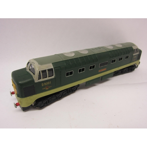 9528 - A boxed Hornby Dublo 00 gauge 3234 BR two tone green D9001 'St Paddy' Deltic Diesel-Electric Locomot... 