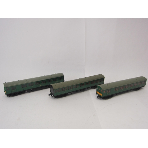 9523 - A Hornby Dublo 00 gauge Southern Region 3-car Electric Unit, in SR green with powered and unpowered ... 