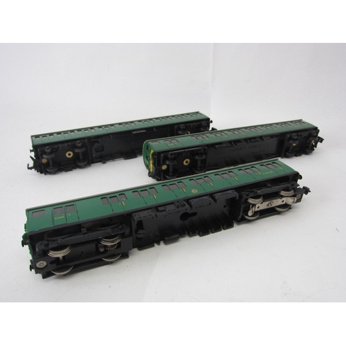 9523 - A Hornby Dublo 00 gauge Southern Region 3-car Electric Unit, in SR green with powered and unpowered ... 