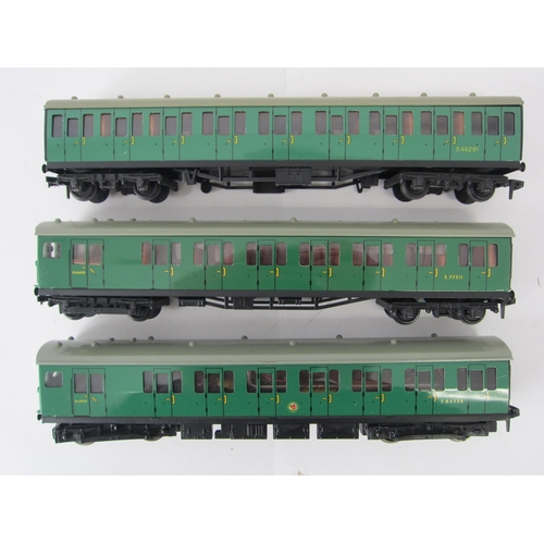 9523 - A Hornby Dublo 00 gauge Southern Region 3-car Electric Unit, in SR green with powered and unpowered ... 