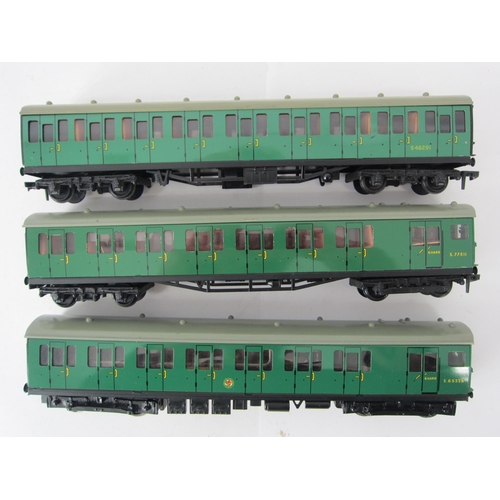 9523 - A Hornby Dublo 00 gauge Southern Region 3-car Electric Unit, in SR green with powered and unpowered ... 