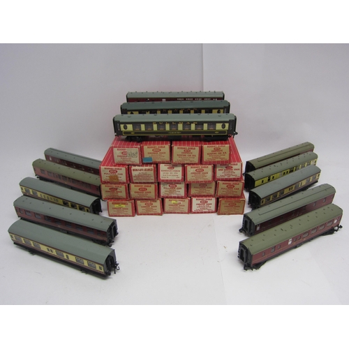 9498 - Nineteen red striped boxed Hornby Dublo 00 gauge passenger coaches including 4084 Suburban Coach, 40... 