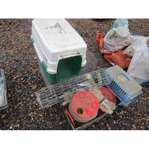 3228 - Mixed small mammal cages, cat boxes and traps, etc           (E) £8-15