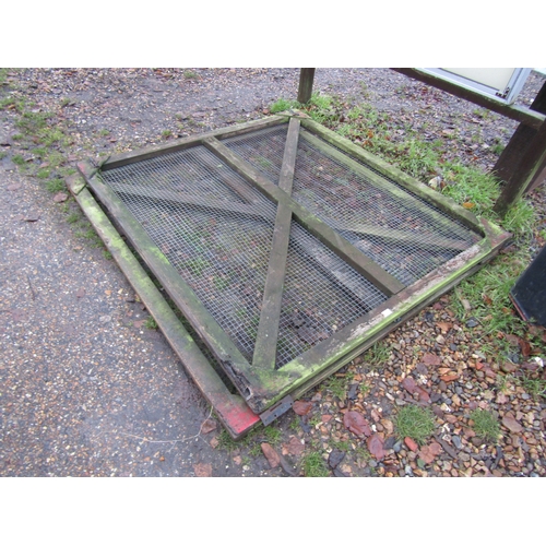 3231 - A pair of timber and mesh gates        (E) £10-20