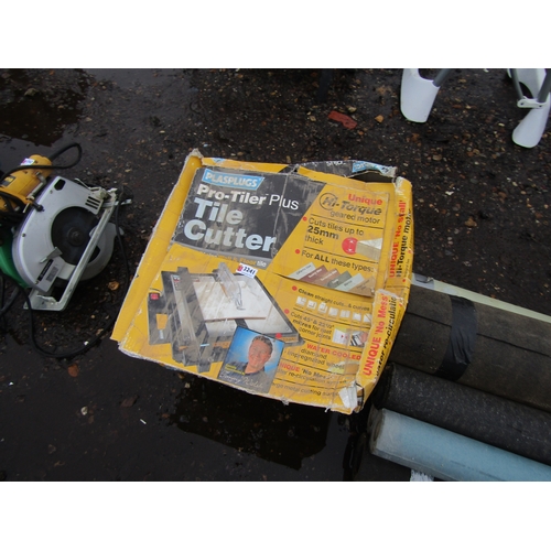 3241 - A boxed tile cutter and a quantity of discs.  DTI FAILURE: Please see information pages