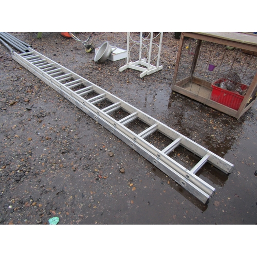 3244 - An aluminium extension ladder