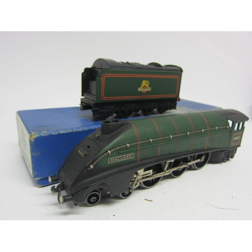 9522 - A boxed Hornby Dublo 00 gauge L11 Mallard 4-6-2 locomotive finished in BR lined green, together with... 