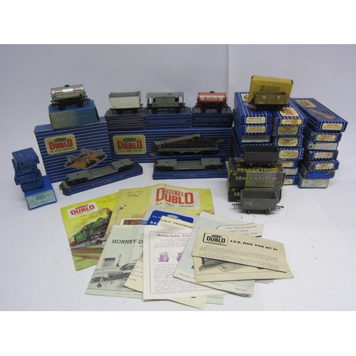 9493 - A collection of boxed Hornby Dublo 00 gauge rolling stock and accessories including oil tank wagon, ... 