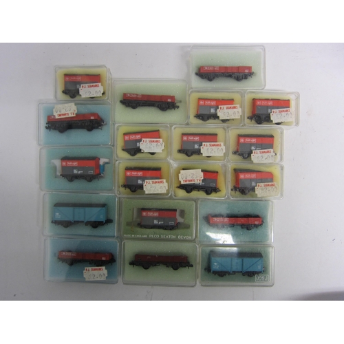 9505 - A collection of nineteen assorted perspex cased Peco N guage diesel era wagons  (19)