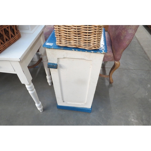 2281 - A painted pine pot cupboard