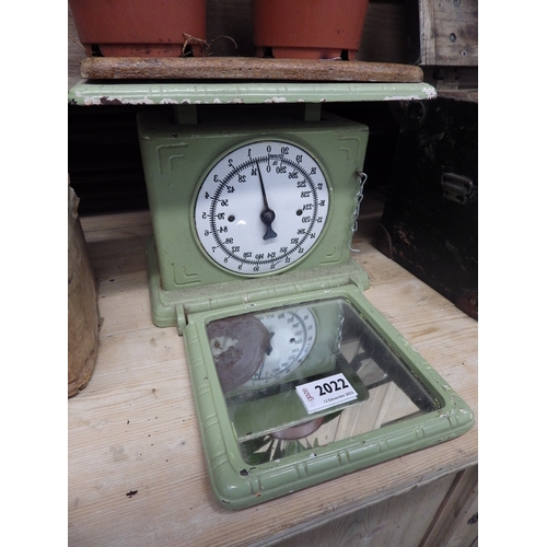 2022 - A vintage mirrored personal weighing scale  (E)  £8-12