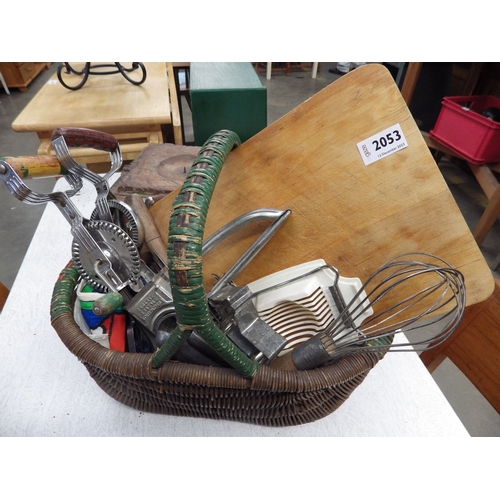 2053 - A basket of 1950's vintage kitchenalia