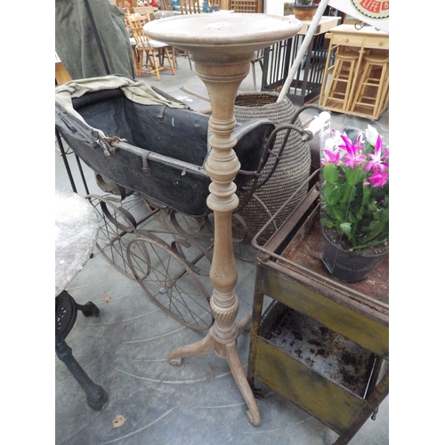 2067 - A Regency style beech jardinere stand