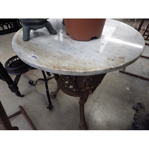 2075 - A cast iron base pub table with marble base   (R)  £30