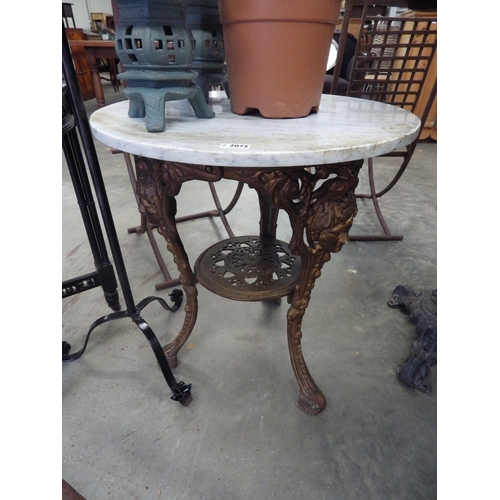 2075 - A cast iron base pub table with marble base   (R)  £30