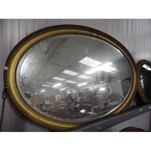 2118 - An oval gilt framed wall mirror