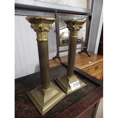 2122 - A pair of brass Corinthium collumn candle sticks