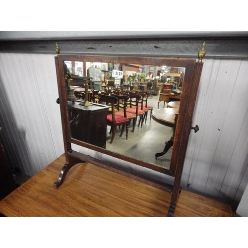 2127 - A Georgian mahogany swing mirror