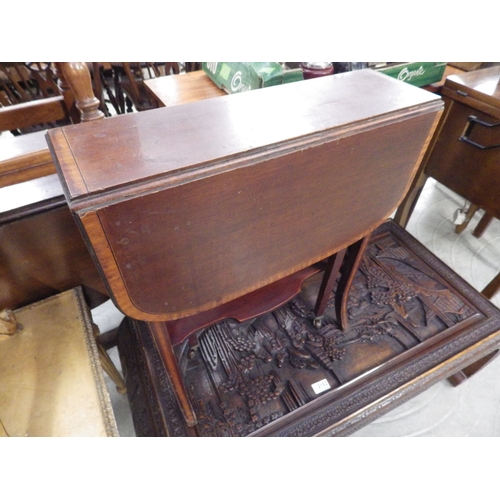 2151 - An Edwardian crossbanded mahogany Sutherland table with undershelf