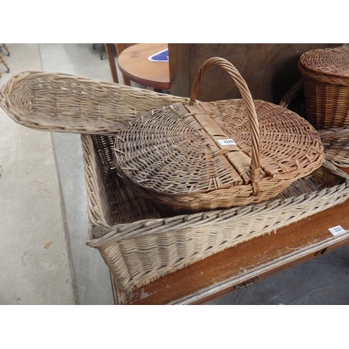 2220 - A quantity of wicker baskets including picnic and baguette examples