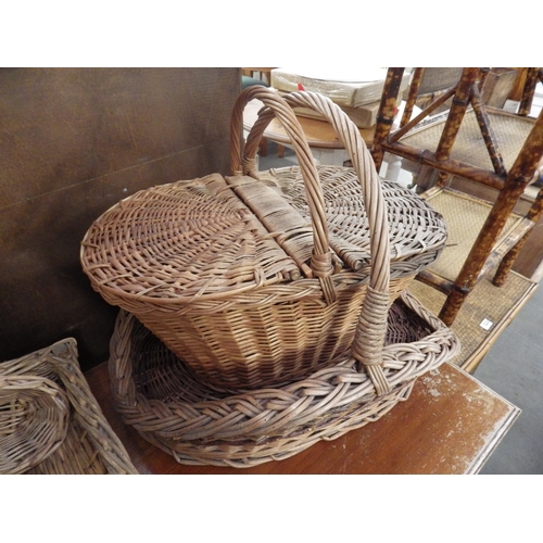 2220 - A quantity of wicker baskets including picnic and baguette examples