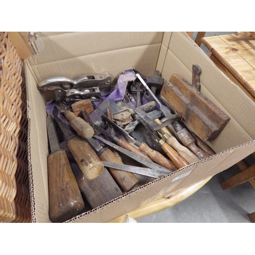 2260 - A box of vintage carpenter's tools including chisels, planes, etc