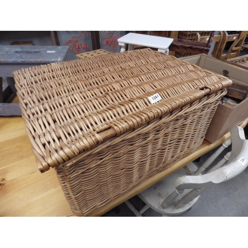 2261 - A bundle of graduating wicker baskets