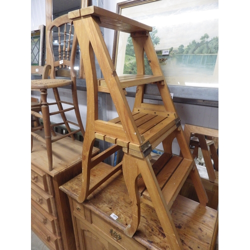 2274 - A set of metamorphic chair steps