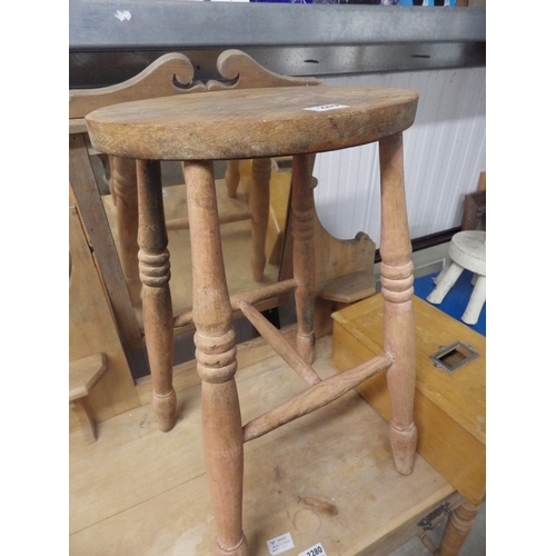 2279 - A Victorian elm oval top stool   (R)  £15