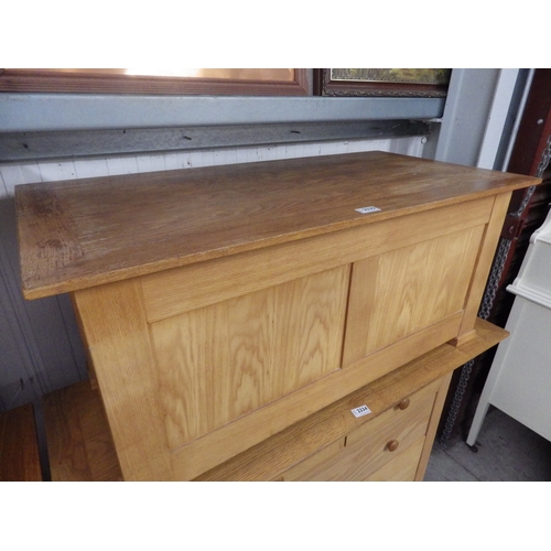 2335 - A modern light oak blanket box   (E)  £10-20