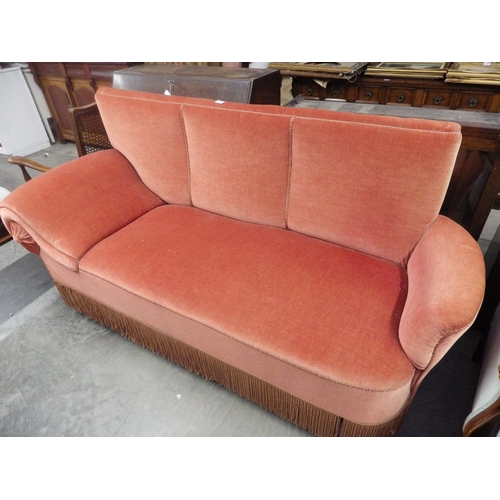 2367 - An Art Deco day bed chaise longue with peach velour upholstery