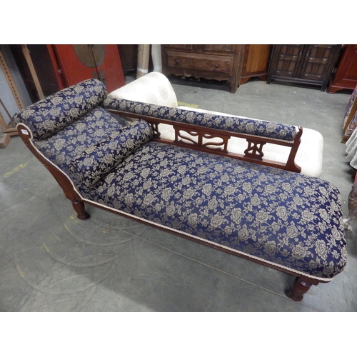 2389 - A late Victorian Art Noueau mahogany chaise longue