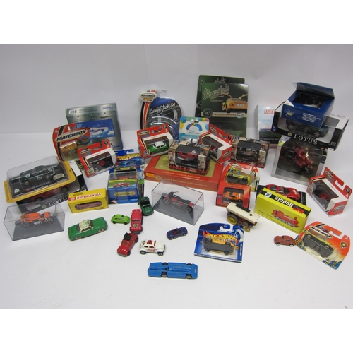 9265 - A collection mixed boxed, carded, perspex cased and loose diecast vehicles including Matchbox Superf... 