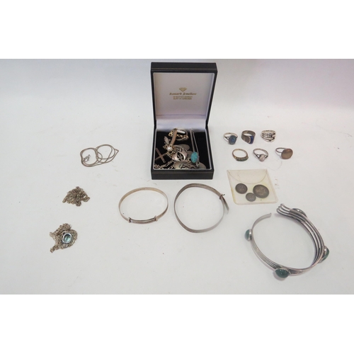 1323 - A small quantity of 925 and silver jewellery including bangles, rings, chains and charms and three M... 