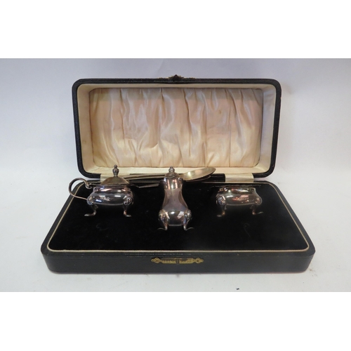 1333 - A boxed silver condiments set and two silver teaspoons