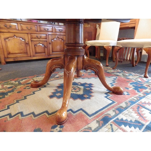 1023 - A fruitwood (cherry) peg-top dining table on turned column raised on four outswept cabriole legs, 76... 