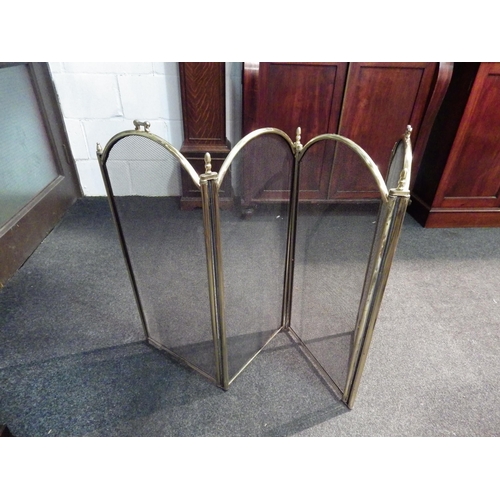 1047 - A brass companion set and a four-fold brass and mesh fire screen