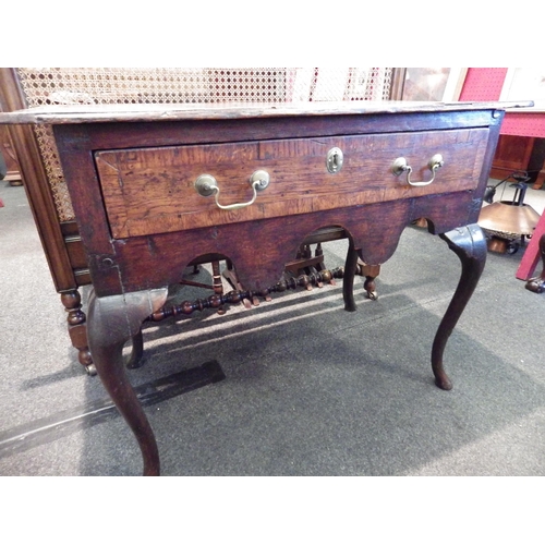 1098 - A Georgian oak side table, single drawer with brass swan neck handles, cabriole legs (a/f) 72cm tall... 