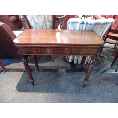 1148 - An early Victorian mahogany round cornered top games/tea table, the hinged fold-over top on turned a... 