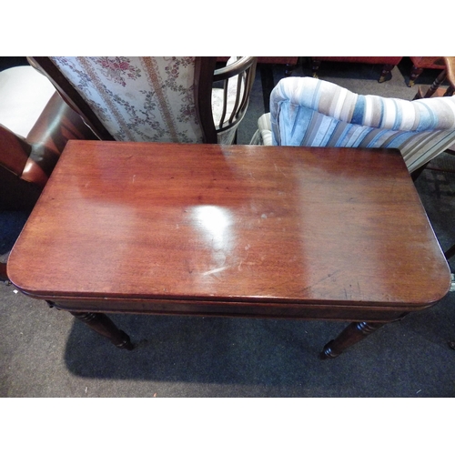 1148 - An early Victorian mahogany round cornered top games/tea table, the hinged fold-over top on turned a... 