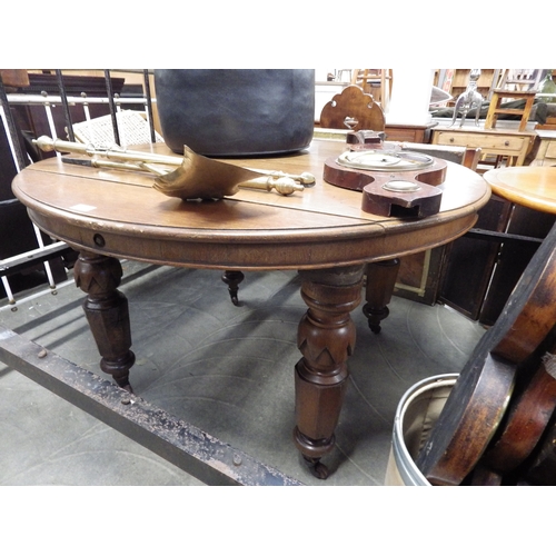 2245 - A Victorian oak extending dining table with screw in legs   (E) £20-30