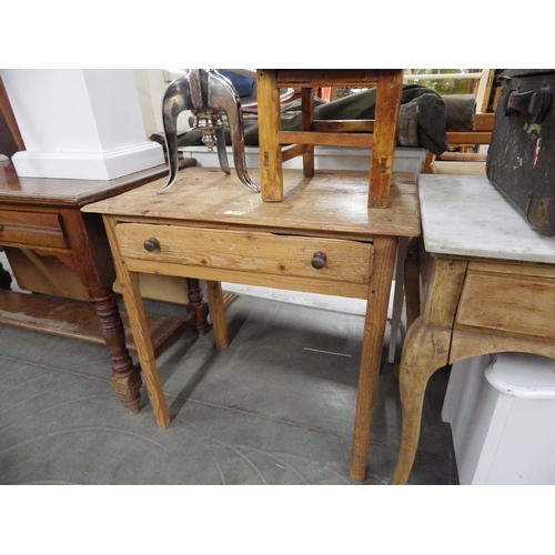 2264 - A Georgian rustic pine table with single drawer