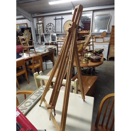 2290 - A height adjustable field easel