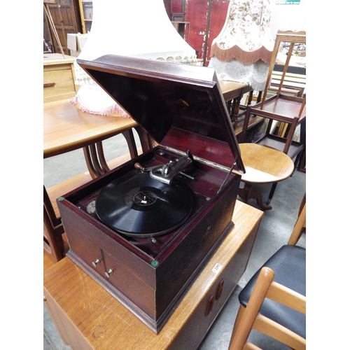 2391 - An HMV gramophone