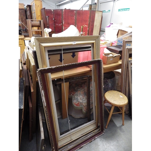 2395 - A bundle of ornate picture frames   (E) £10-15