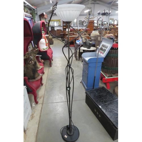 2062 - An ornate metal lounge up-lighting lounge lamp