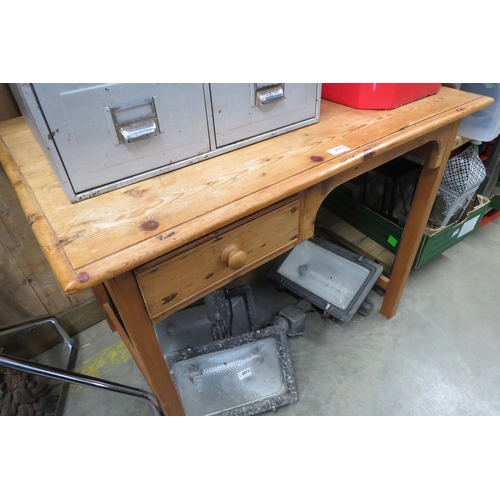 2072 - A pine desk with single drawer   (R) £30